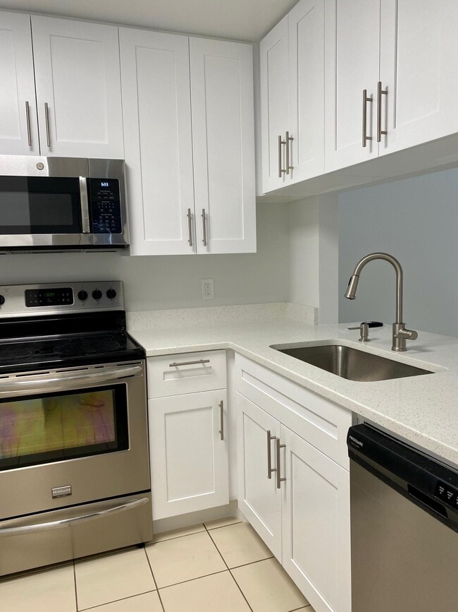 Building Photo - 6716 Palmetto Cir S