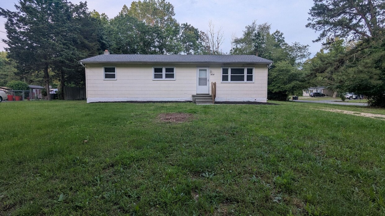 Foto principal - 3 bedroom, 1 bathroom home ready for move in!