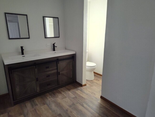 Foto del edificio - 702 W Nelson St