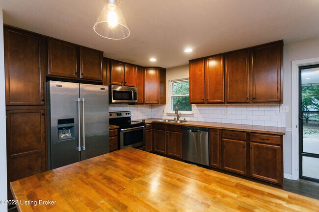 Foto del edificio - 2421 Woodmont Dr