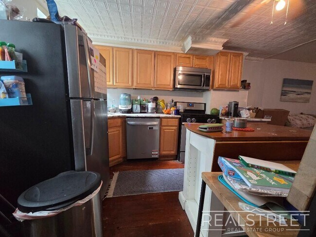 Foto del edificio - Huge Floor-Through 1 Bedroom with Private Backyard