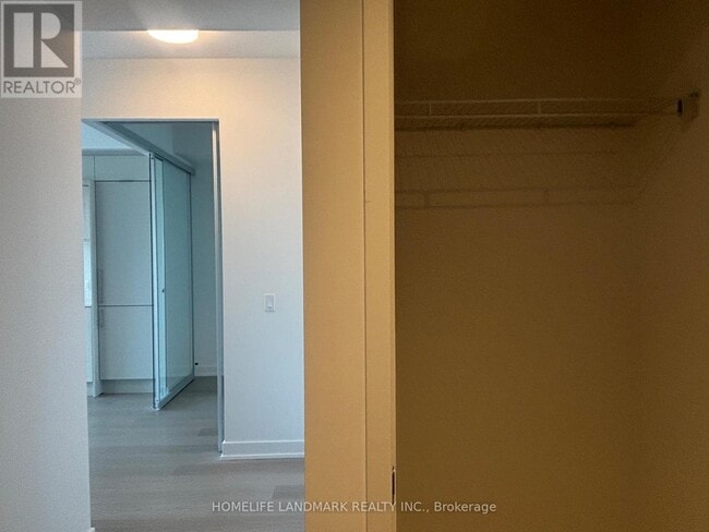 Photo du bâtiment - 448 Burnhamthorpe Rd W