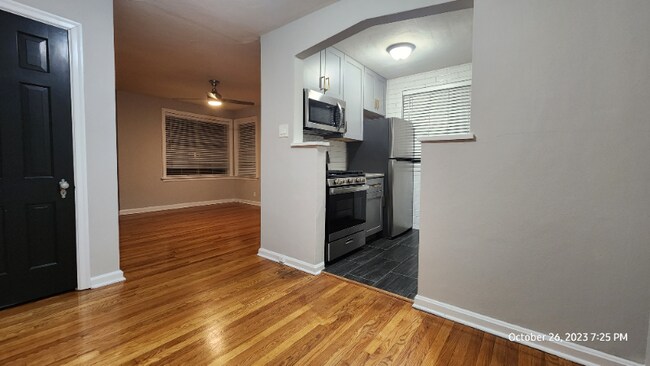 Foto del edificio - 6326 Bancroft Ave