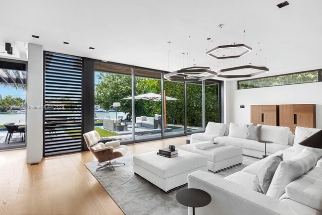 Building Photo - 500 W Dilido Dr