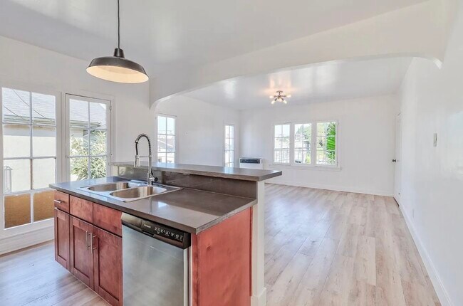 Diseño de concepto abierto con vista desde la puerta principal hacia la sala de estar. - 1704 Miramar St