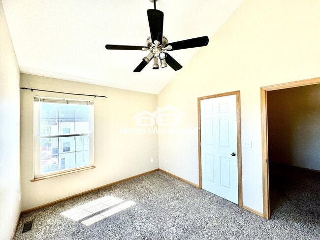 Building Photo - 1228 SE Village View Ln