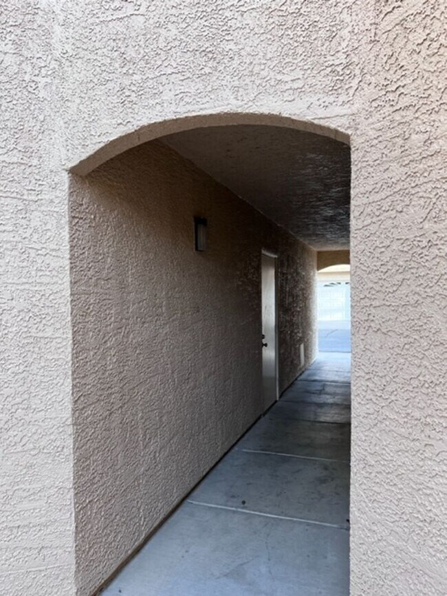 Foto del edificio - TWO BEDROOM CONDO WITH TWO CAR GARAGE IN H...