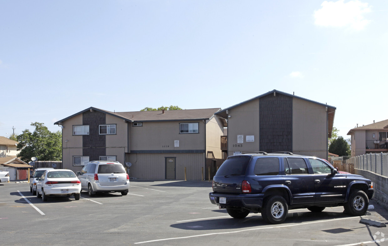 Primary Photo - 1039-1043 E Laurel Dr