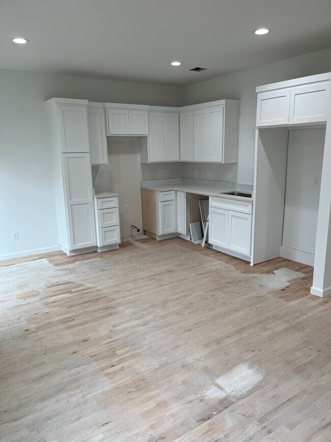 Building Photo - 4013 S Louisville Ave