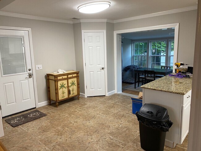 Building Photo - 1437 Karlaney Ave