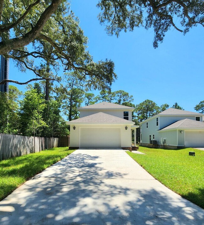 Building Photo - Stunning new executive home in Gulf Shores!