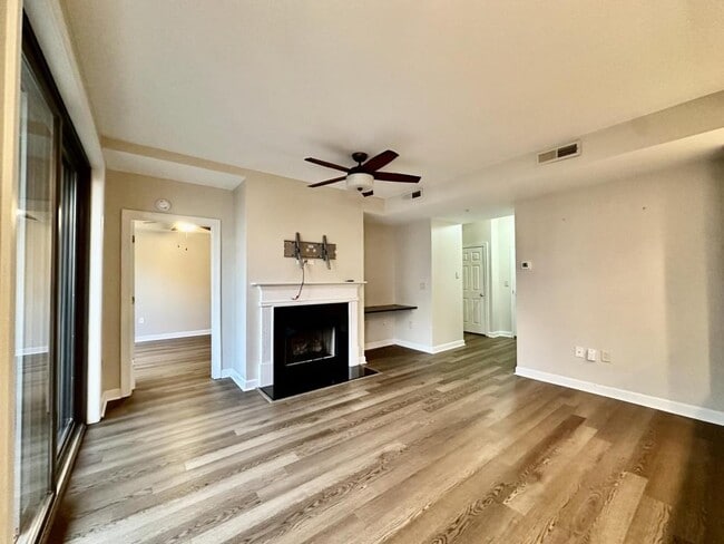 Building Photo - 718 W Trade St