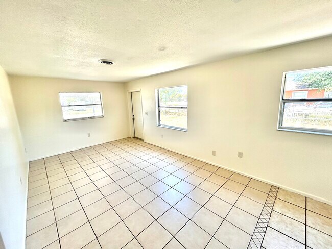 Building Photo - 6204 42nd Ave W