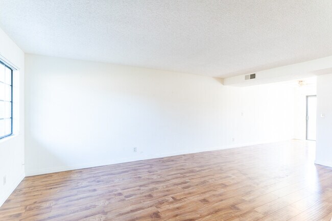 Building Photo - 131 W Garfield Ave