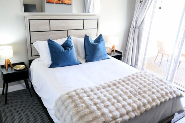 Foto del edificio - THE UPTOWN | Modern | Furnished | Bankers Hill Condo | Across from Balboa Park