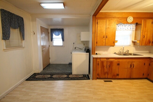 Foto del edificio - Exclusively Offered by Muse Realty, LLC