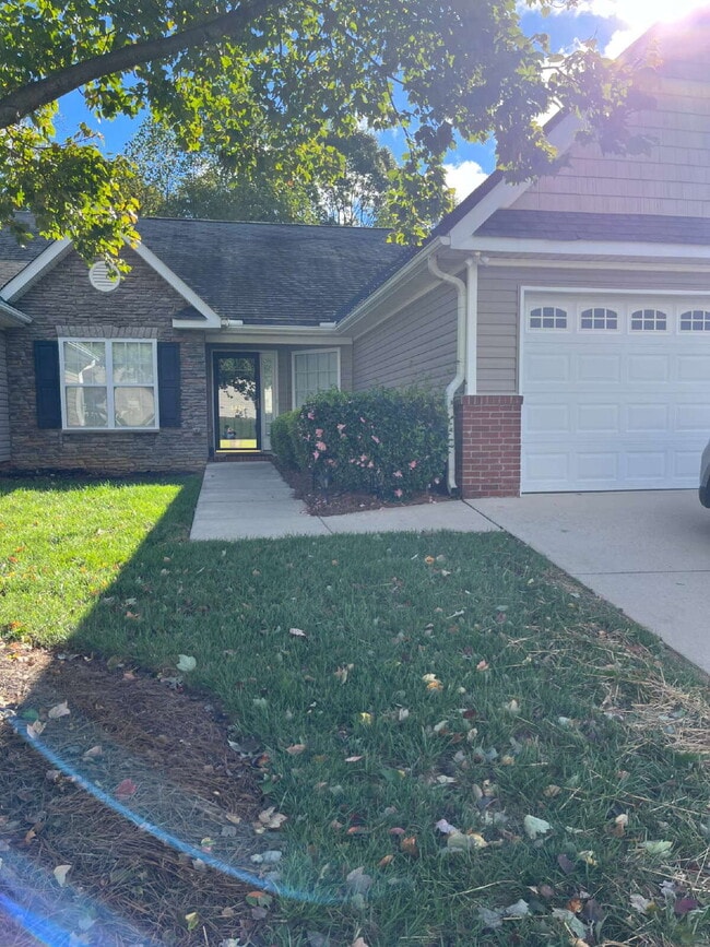 Building Photo - "Charming 3-Bed Townhouse with Granite Touches & Cozy Fireplace in Kernersville!"