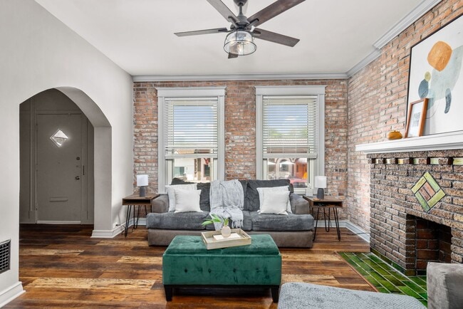 Foto del edificio - Beautiful home with fenced in yard and covered rear deck in Southwest Garden