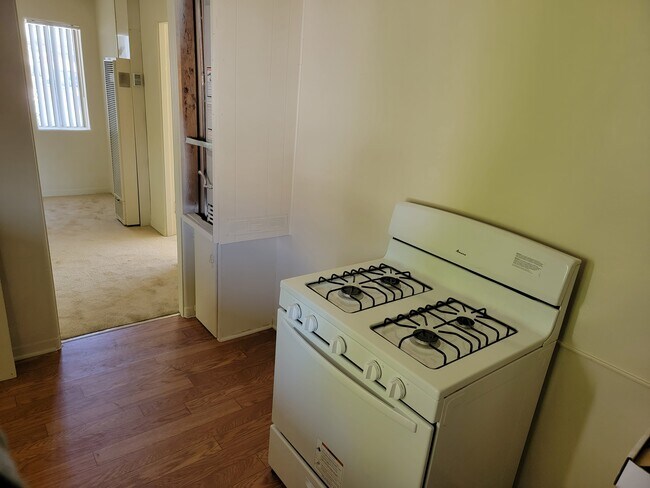 Kitchen with new gas stove - 424 W Badillo St