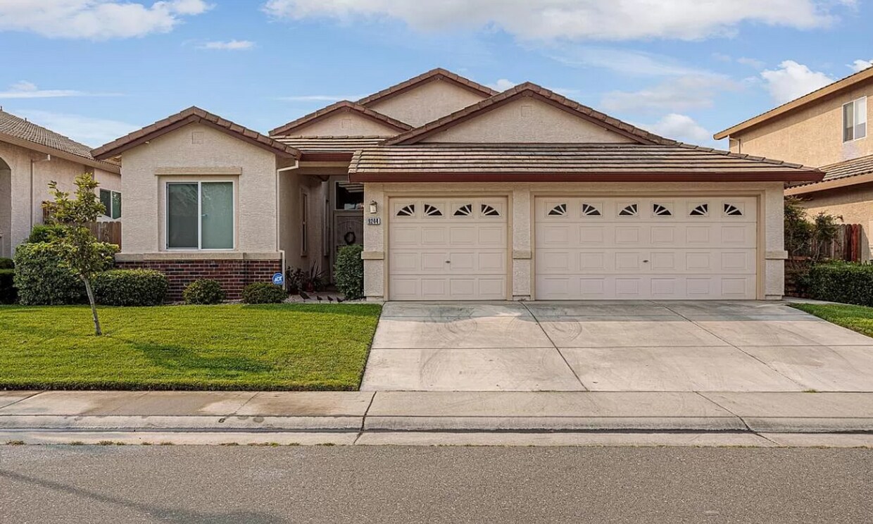 Foto principal - Beautiful 4/2 with 3 car garage!