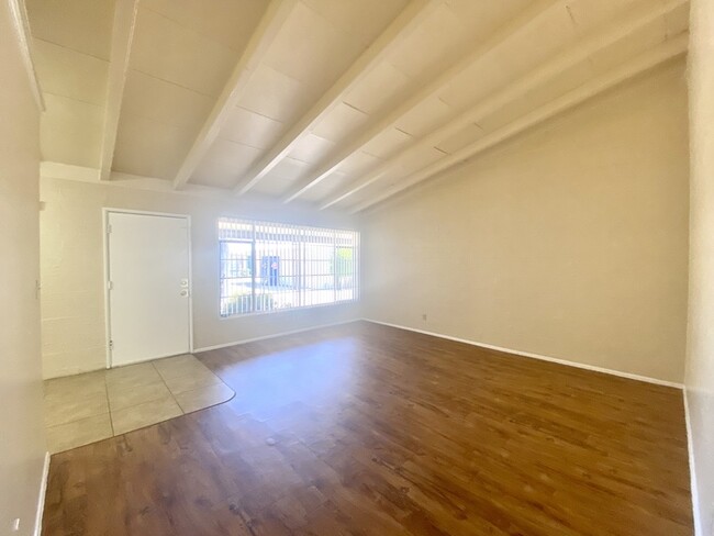 Building Photo - Massive Stunning Single Story 2Bed/1Bath ~...