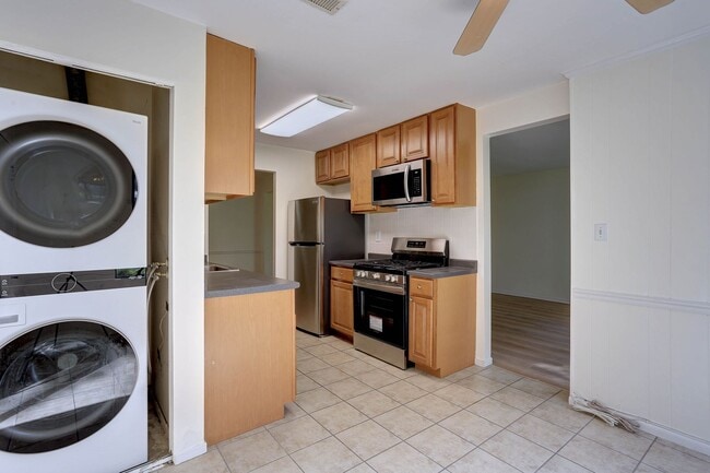 Building Photo - 2 BR/2 BA Garden Level Condo