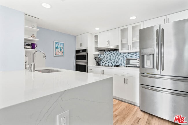 Building Photo - 13700 Marina Pointe Dr
