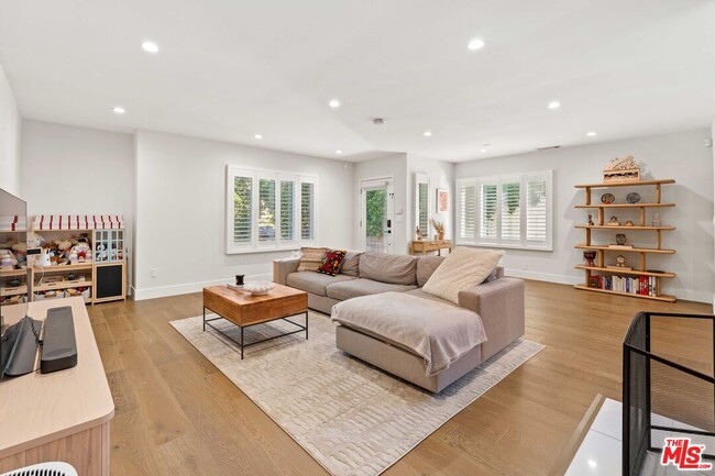 Building Photo - 11642 Acama St