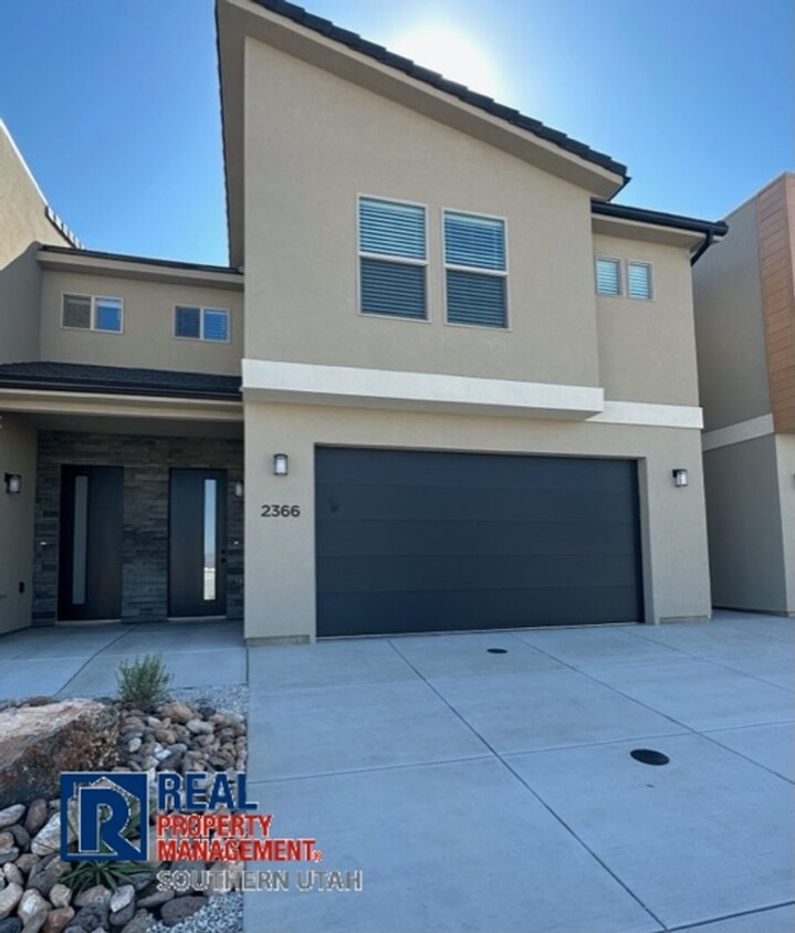 Foto principal - Townhome in South Desert