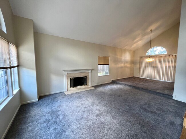 Foto del edificio - Huge 2 Story 5 Bedroom 3 Car Garage Home w...