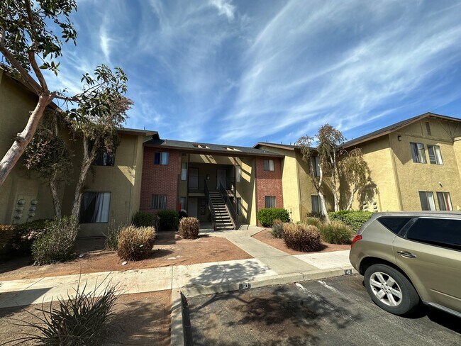 Estacionamiento asignado frente a Riverdale Apartment Homes en Hemet, California. - Riverdale Apartments