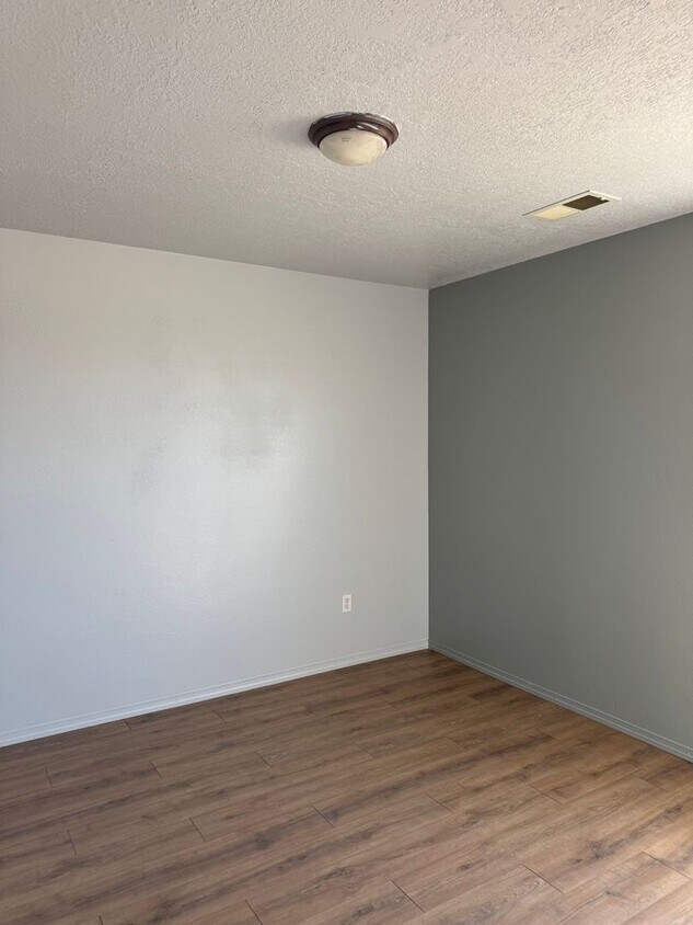 Building Photo - Three Bedroom Townhome