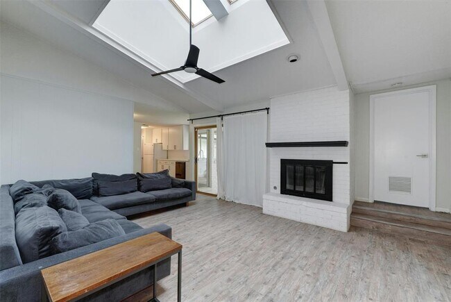 Foto del edificio - 8001 Ceberry Dr