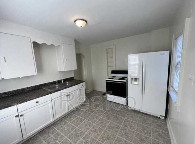 Building Photo - 386 S Yale Ave