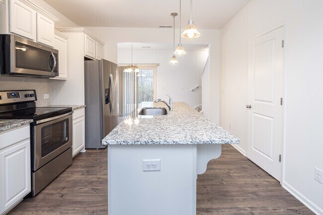 Foto del edificio - 2BR/2.5BA Townhome in Pineville- Tucked in...