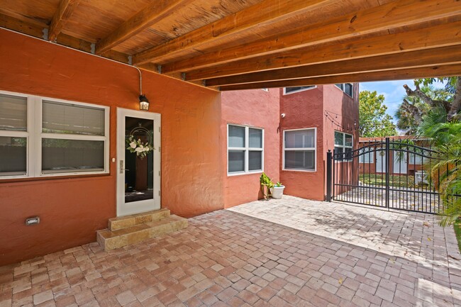 Building Photo - 815 Flamingo Dr
