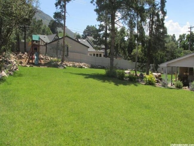 Building Photo - 3500 sq ft home with huge yard in Olympus ...