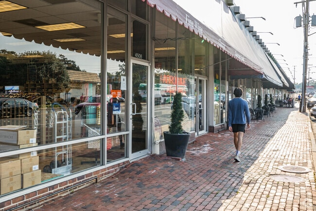 Local shopping and dining at Lee Heights in Waverly Hills.