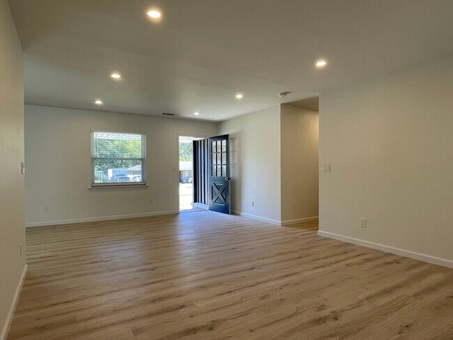 Foto del edificio - Gorgeous FULLY REMODELED 3 Bedroom/2Bath