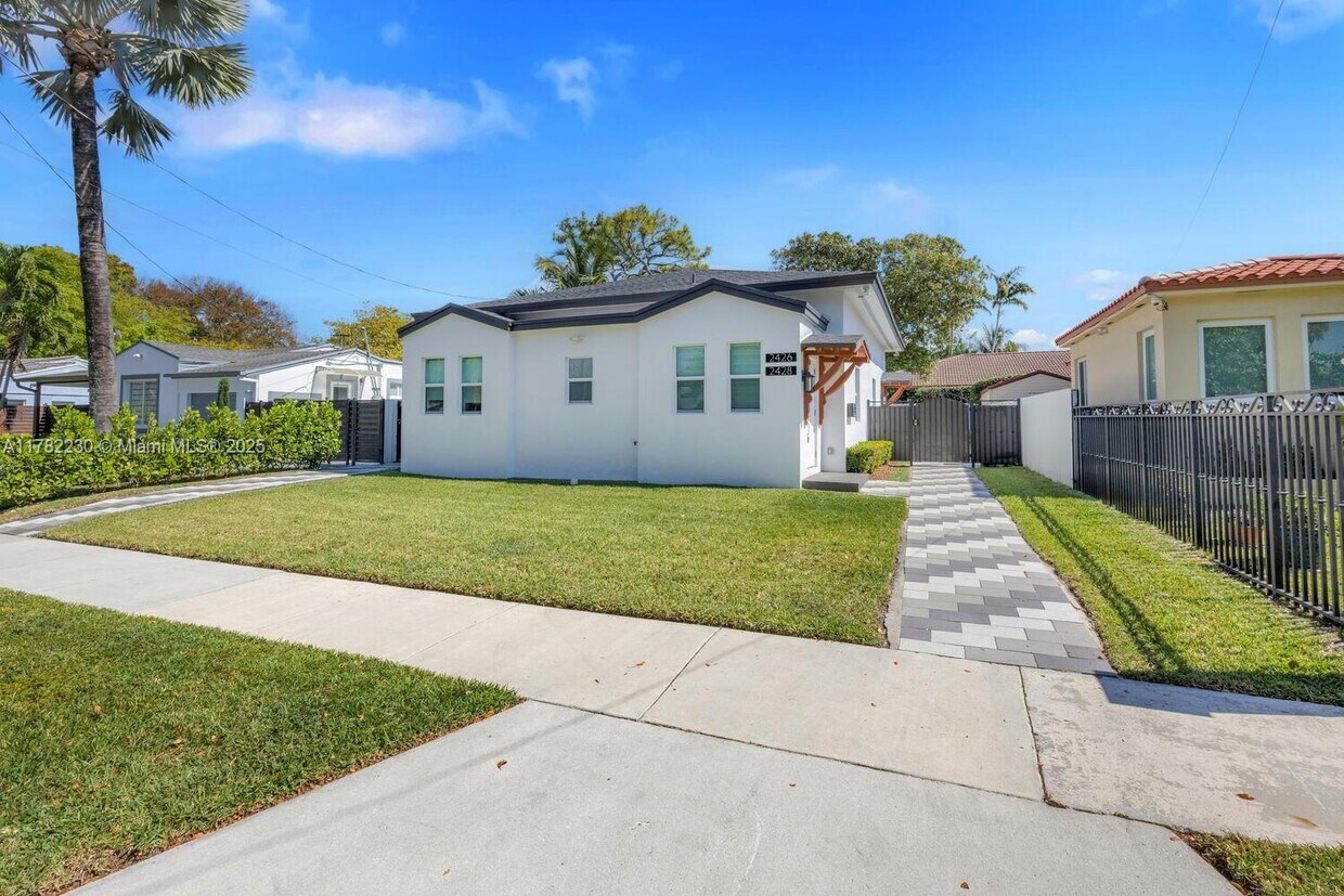 Foto principal - 2426 SW 25th St