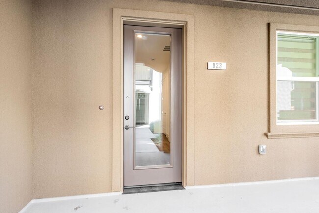 Foto del edificio - 923 Loyola Ln