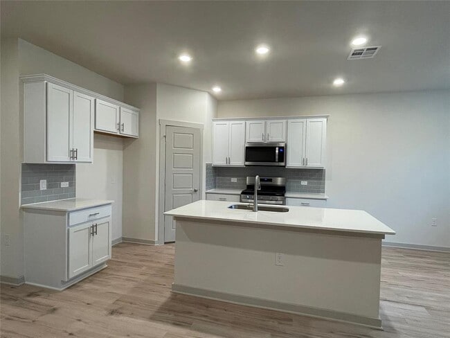 Building Photo - 13900 Zuhause Dr