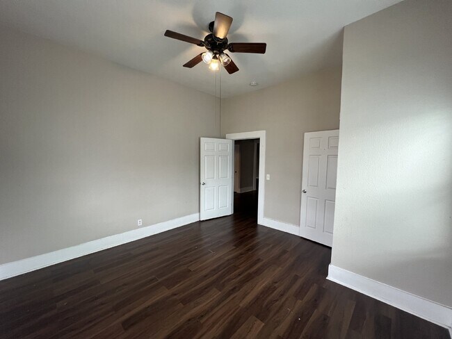 Building Photo - Gorgeous 4 bedroom/2 bathroom home with mo...
