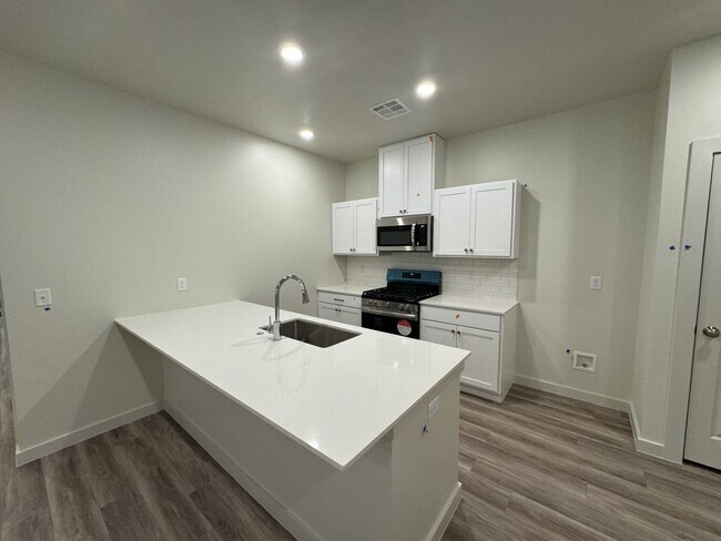 Building Photo - Luxury 3 Bedroom 2 Bathroom Duplex with 2 Car Garage in Bethany, Ok (ALL appliances included)