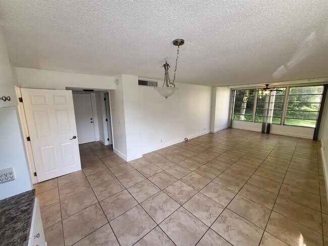 Building Photo - 9440 Live Oak Pl