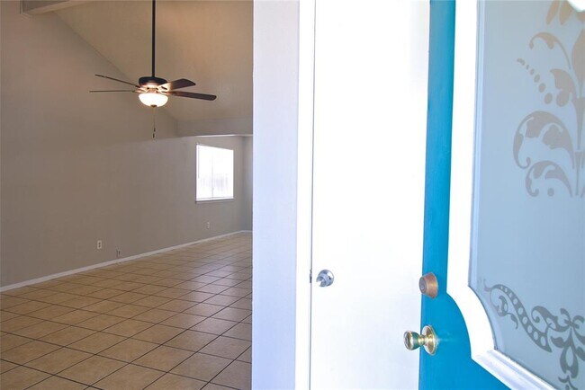 Building Photo - 1707 Onion Creek Village Dr
