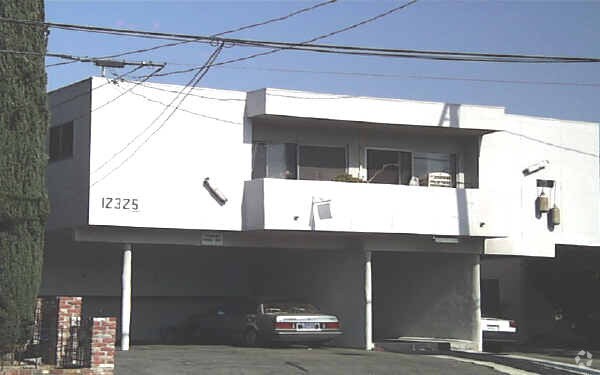 Building Photo - 12325 Oxnard St