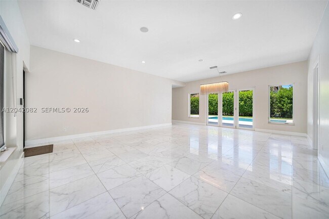 Foto del edificio - 511 Madeira Ave