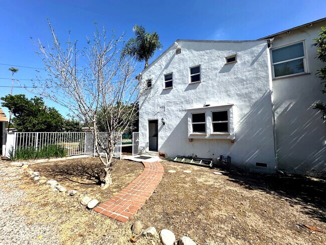 Foto del edificio - 10847 Balboa Blvd