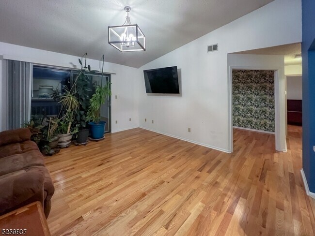 Foto del edificio - 64 Drake Ln